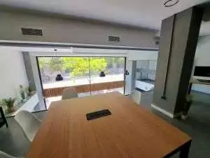 Sala de reuniones de vega i+d para reuniones de consultoría en licitaciones públicas y preparación de contratos de obras, servicios y suministros